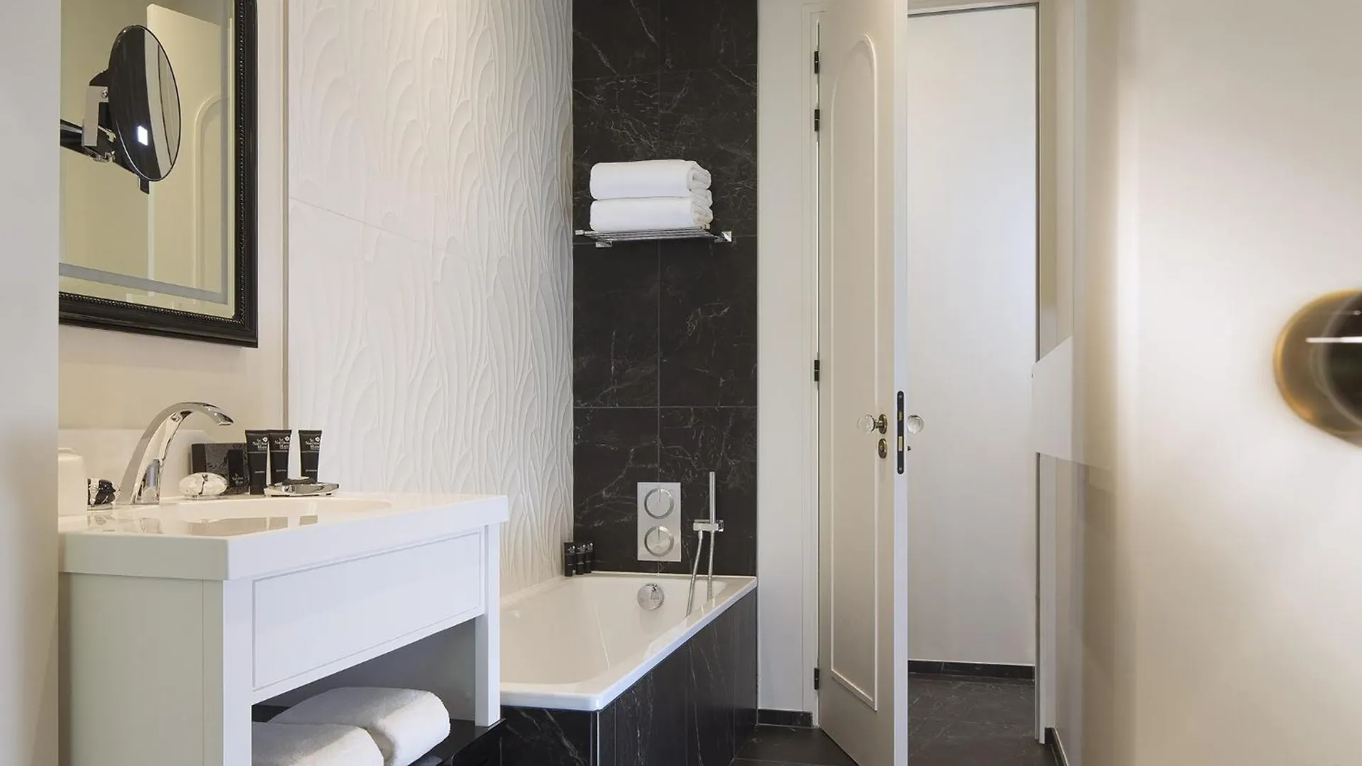 Le Narcisse Blanc Hotel